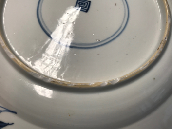 Een Chinese blauwwitte schotel met draak en karper, Kangxi