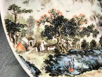 Een Chinese qianjiang cai schotel met inscriptie voor Wang Ye Ting, 20e eeuw