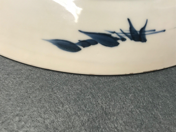 Een Chinese blauwwitte schotel met draak en karper, Kangxi
