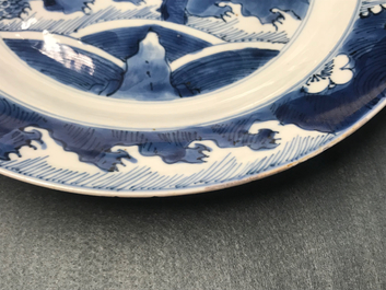 Een Chinese blauwwitte schotel met draak en karper, Kangxi