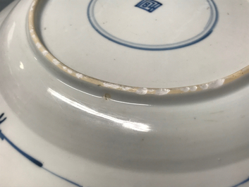 Een Chinese blauwwitte schotel met draak en karper, Kangxi