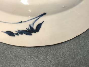 Een Chinese blauwwitte schotel met draak en karper, Kangxi