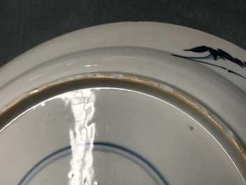 Een Chinese blauwwitte schotel met draak en karper, Kangxi