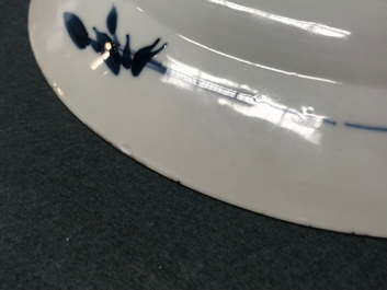 Een Chinese blauwwitte schotel met draak en karper, Kangxi