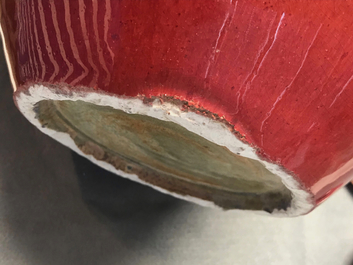 Une paire de pots couverts en porcelaine de Chine sang de boeuf, 19&egrave;me