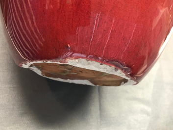 Une paire de pots couverts en porcelaine de Chine sang de boeuf, 19&egrave;me