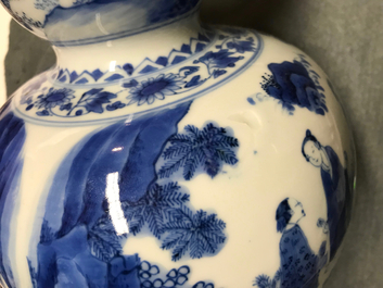 Un vase de forme double gourde en porcelaine de Chine bleu et blanc, &eacute;poque Transition