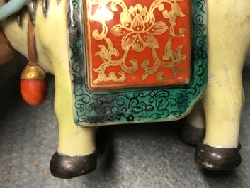 Un mod&egrave;le d'un cheval en porcelaine de Chine famille rose, Qianlong