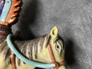 Un mod&egrave;le d'un cheval en porcelaine de Chine famille rose, Qianlong