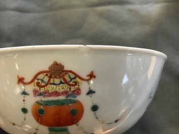Une paire de bols en porcelaine de Chine famille rose, marque et &eacute;poque de Daoguang