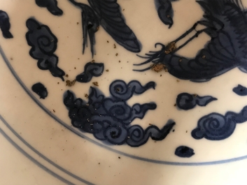 Un plat en porcelaine de Chine bleu et blanc &agrave; d&eacute;cor de grues, marque et &eacute;poque de Jiajing