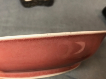 Une assiette en porcelaine de Chine rouge monochrome, Qianlong