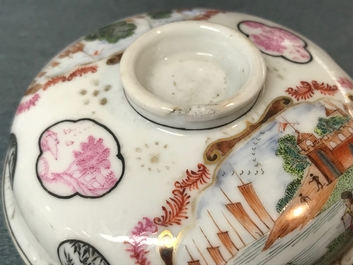Een paar Chinese famille rose dekselpotten, Yongzheng/Qianlong