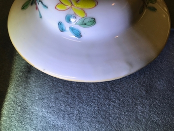Un vase couvert en porcelaine de Chine famille rose &agrave; d&eacute;cor de papillons, Yongzheng