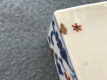 Een paar Chinese doucai scrollknoppen en een famille rose papiergewicht, 19/20e eeuw