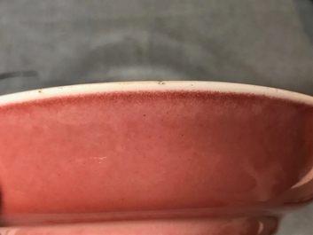 Une assiette en porcelaine de Chine rouge monochrome, Qianlong