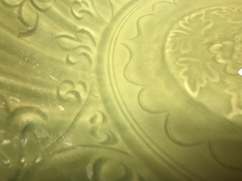 Un plat en porcelaine de Chine c&eacute;ladon de Longquan &agrave; d&eacute;cor incis&eacute;, Ming