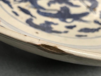 Un plat en porcelaine de Chine bleu et blanc &agrave; d&eacute;cor de grues, marque et &eacute;poque de Jiajing