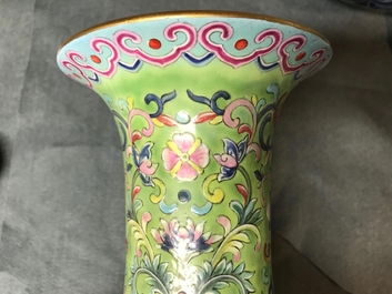 Un vase de forme bouteille en porcelaine de Chine famille rose, marque et &eacute;poque de Jiaqing
