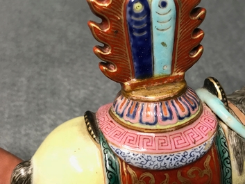 Un mod&egrave;le d'un cheval en porcelaine de Chine famille rose, Qianlong