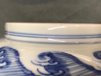 Un bol en porcelaine de Chine bleu, blanc et rouge de cuivre aux carpes et cr&eacute;atures marines, marque de Xuande, Kangxi