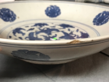 Un plat en porcelaine de Chine bleu et blanc &agrave; d&eacute;cor de grues, marque et &eacute;poque de Jiajing