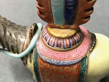 Un mod&egrave;le d'un cheval en porcelaine de Chine famille rose, Qianlong