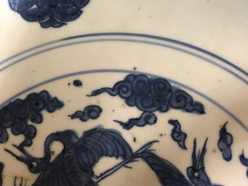 Un plat en porcelaine de Chine bleu et blanc &agrave; d&eacute;cor de grues, marque et &eacute;poque de Jiajing