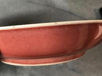 Une assiette en porcelaine de Chine rouge monochrome, Qianlong
