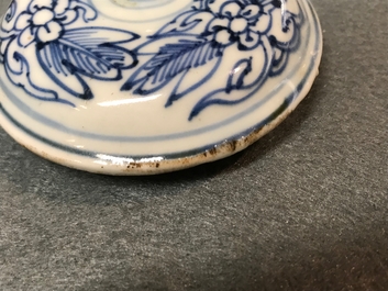 A Chinese blue and white kraak porcelain wine jug and cover, Wanli