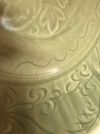 Un plat en porcelaine de Chine c&eacute;ladon de Longquan &agrave; d&eacute;cor incis&eacute;, Ming