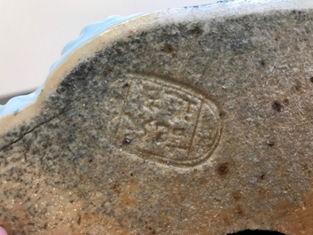 Een grote Chinese blauwwitte figuur van Boeddha, vroeg 20e eeuw