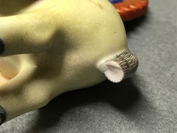 Un mod&egrave;le d'un cheval en porcelaine de Chine famille rose, Qianlong