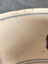 Un plat en porcelaine de Chine bleu et blanc &agrave; d&eacute;cor de grues, marque et &eacute;poque de Jiajing