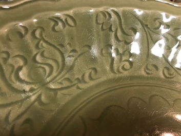 Un plat en porcelaine de Chine c&eacute;ladon de Longquan &agrave; d&eacute;cor incis&eacute;, Ming