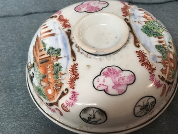 Een paar Chinese famille rose dekselpotten, Yongzheng/Qianlong