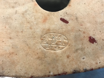 Een Chinese famille rose figuur van Boeddha, 19/20e eeuw