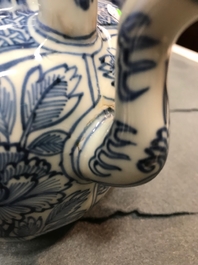 A Chinese blue and white kraak porcelain wine jug and cover, Wanli