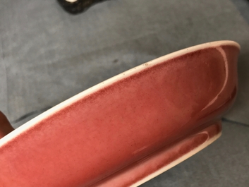 Une assiette en porcelaine de Chine rouge monochrome, Qianlong