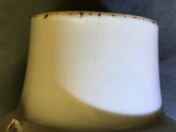 Un vase couvert en porcelaine de Chine famille rose &agrave; d&eacute;cor de papillons, Yongzheng