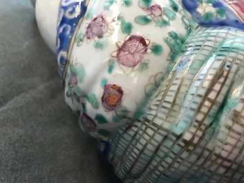Een Chinese famille rose figuur van Boeddha, 19/20e eeuw