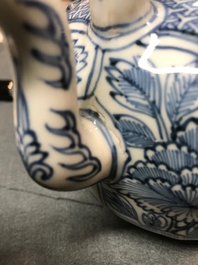 A Chinese blue and white kraak porcelain wine jug and cover, Wanli