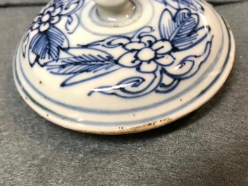 A Chinese blue and white kraak porcelain wine jug and cover, Wanli