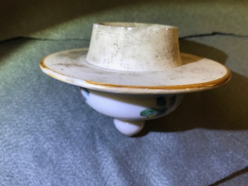 Un vase couvert en porcelaine de Chine famille rose &agrave; d&eacute;cor de papillons, Yongzheng
