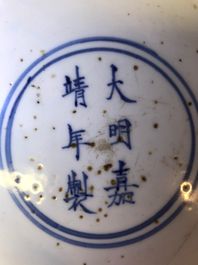 Un plat en porcelaine de Chine bleu et blanc &agrave; d&eacute;cor de grues, marque et &eacute;poque de Jiajing