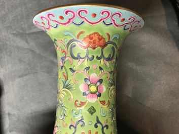 Un vase de forme bouteille en porcelaine de Chine famille rose, marque et &eacute;poque de Jiaqing