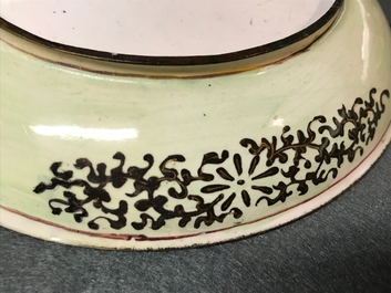 Een Chinees Canton email bord met vissers, Qianlong