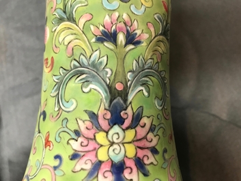 Un vase de forme bouteille en porcelaine de Chine famille rose, marque et &eacute;poque de Jiaqing