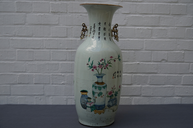 Un vase en porcelaine de Chine famille rose &agrave; double d&eacute;cor, 19/20&egrave;me