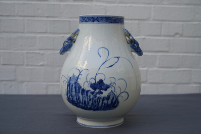 Een Chinese blauwwitte hu vaas met 'Drie Vrienden van de Winter' decor, Qianlong merk, 19/20e eeuw